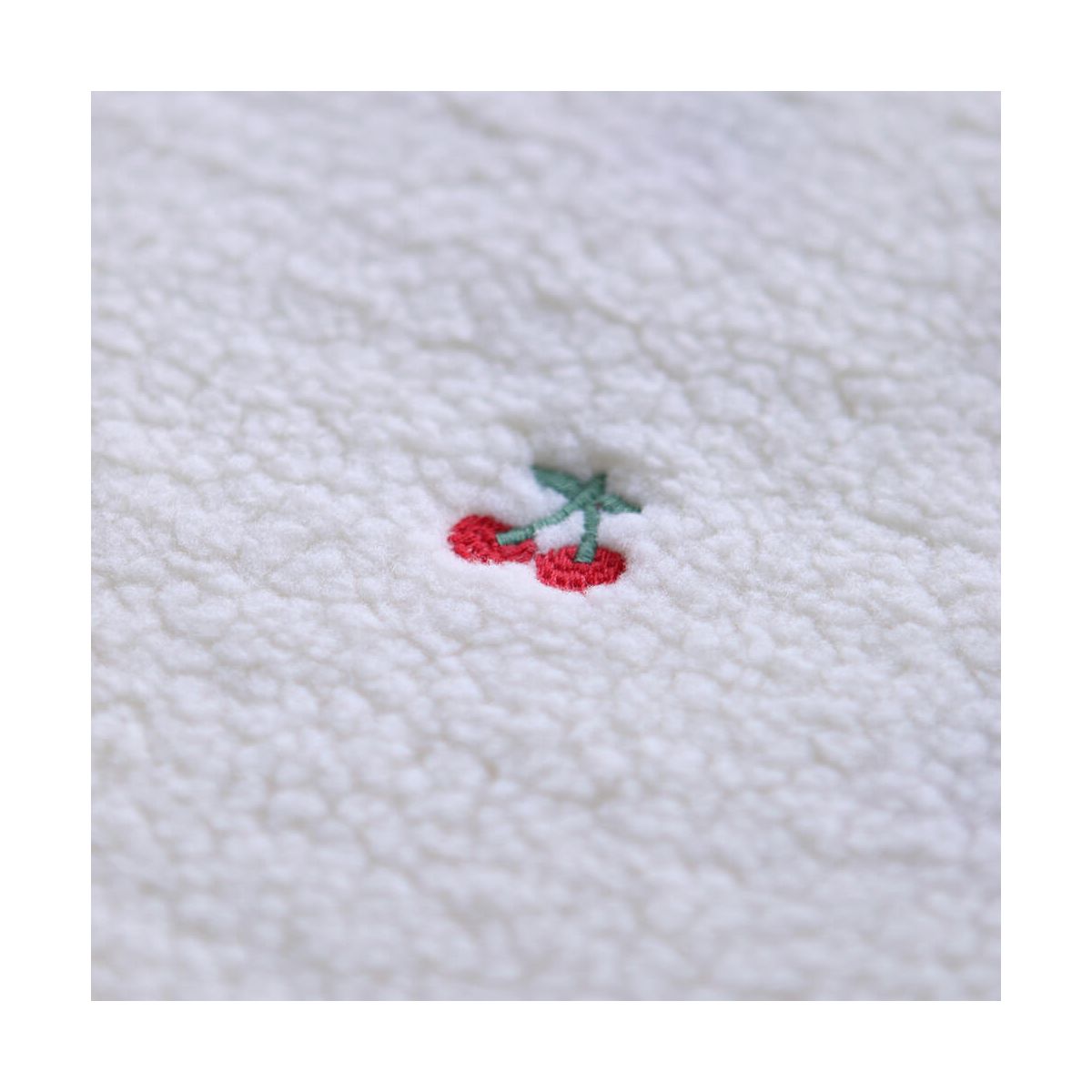 Teddy / moumoute bouclé fond écru broderies cerises