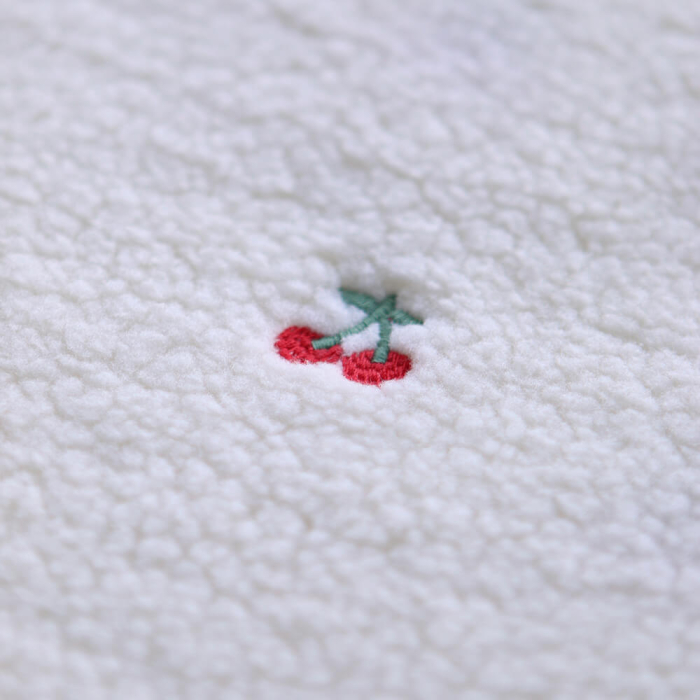 Teddy / moumoute bouclé fond écru broderies cerises