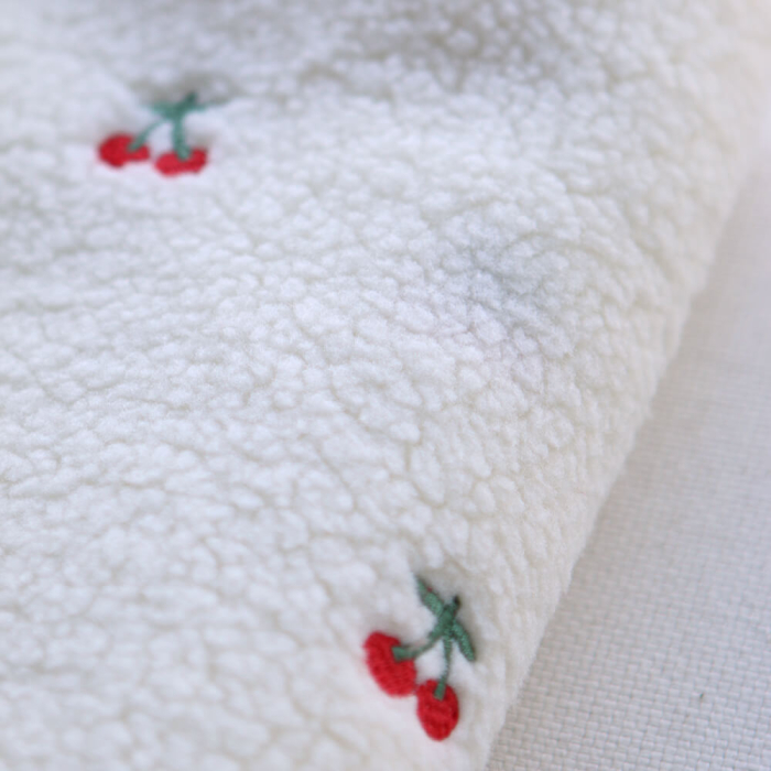 Teddy / moumoute bouclé fond écru broderies cerises