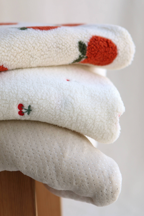 Teddy / moumoute bouclé fond écru broderies cerises