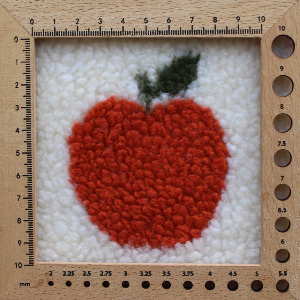 Teddy / moumoute bouclé fond écru motif pommes