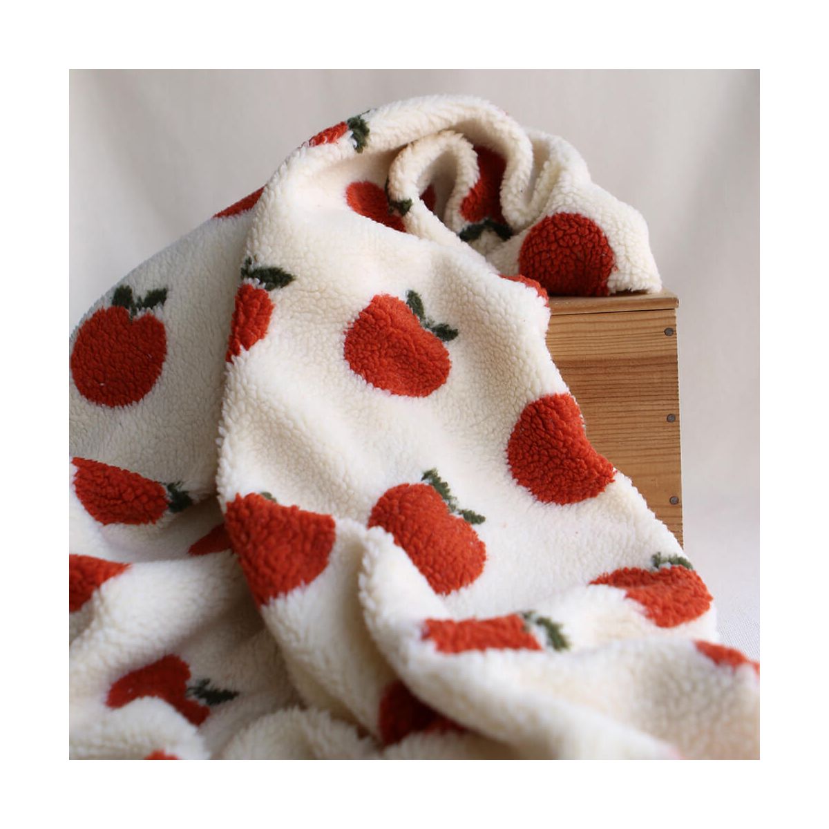 Teddy / moumoute bouclé fond écru motif pommes