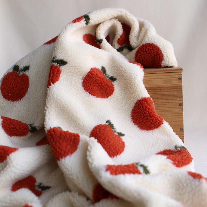 Teddy / moumoute bouclé fond écru motif pommes