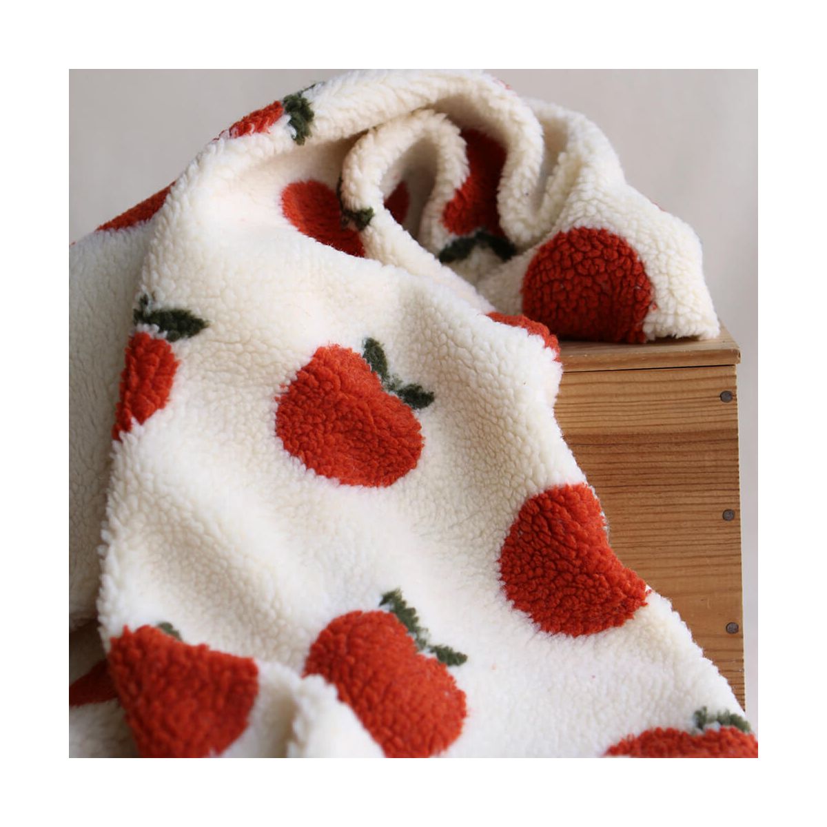 Teddy / moumoute bouclé fond écru motif pommes