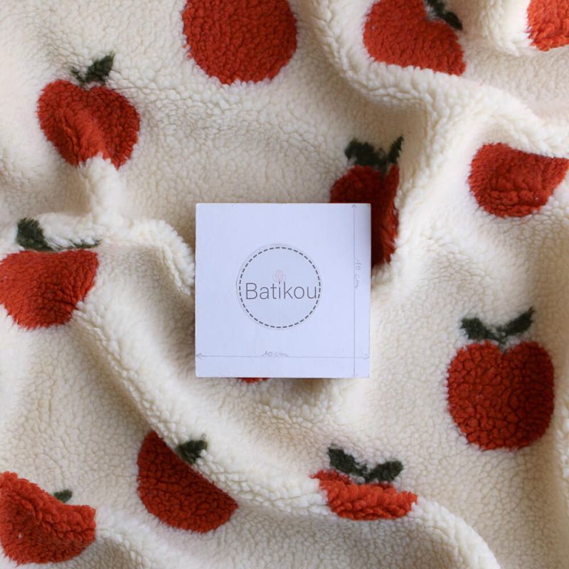 Teddy / moumoute bouclé fond écru motif pommes