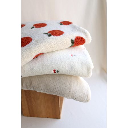 Teddy / moumoute bouclé fond écru motif pommes