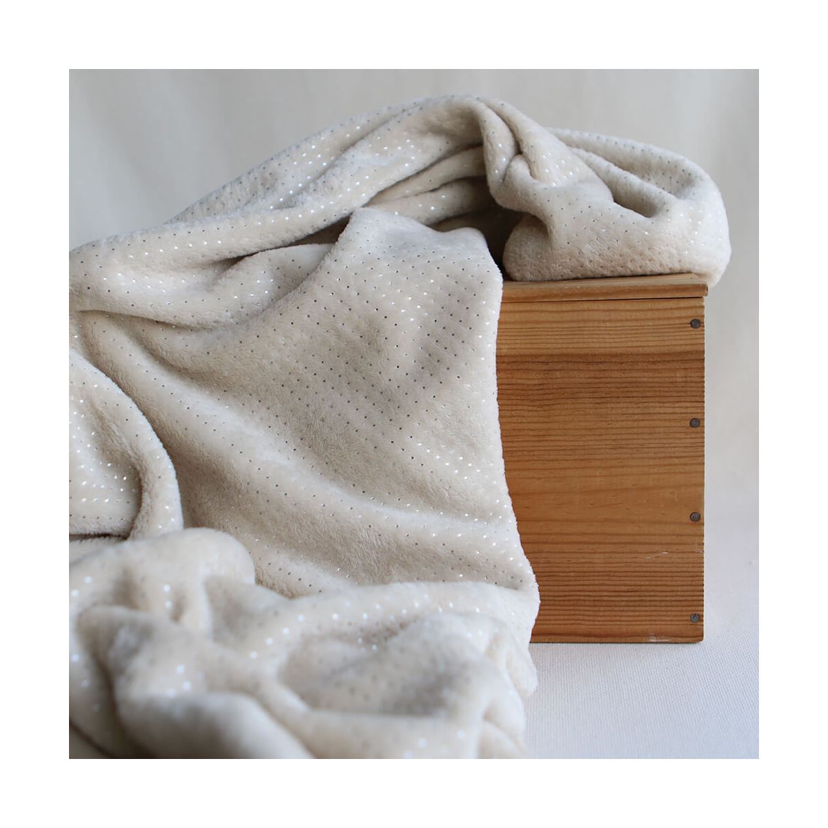 Polaire douce beige motif pois argentés