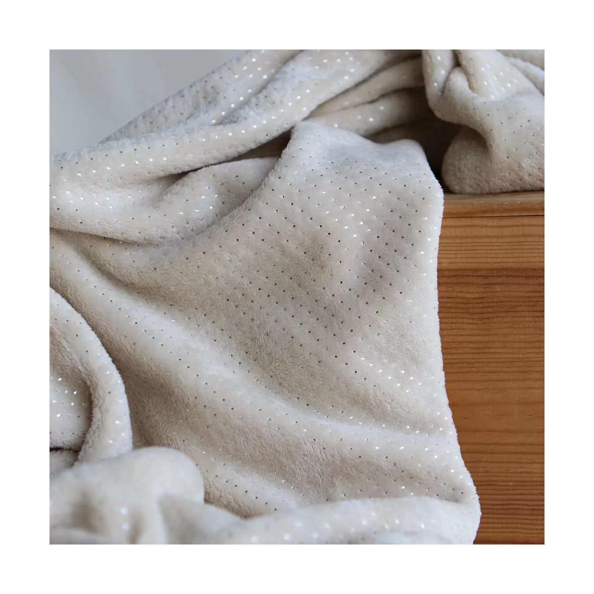 Polaire douce beige motif pois argentés