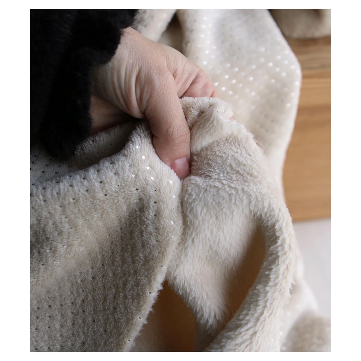 Polaire douce beige motif pois argentés