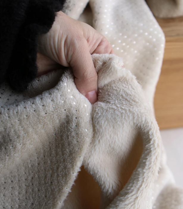 Polaire douce beige motif pois argentés