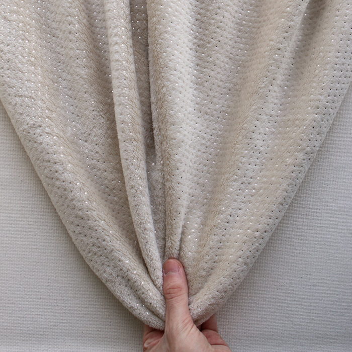 Polaire douce beige motif pois argentés