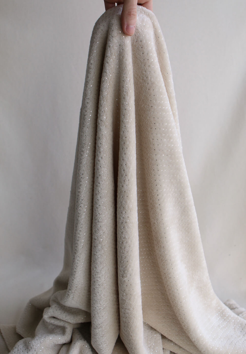 Polaire douce beige motif pois argentés
