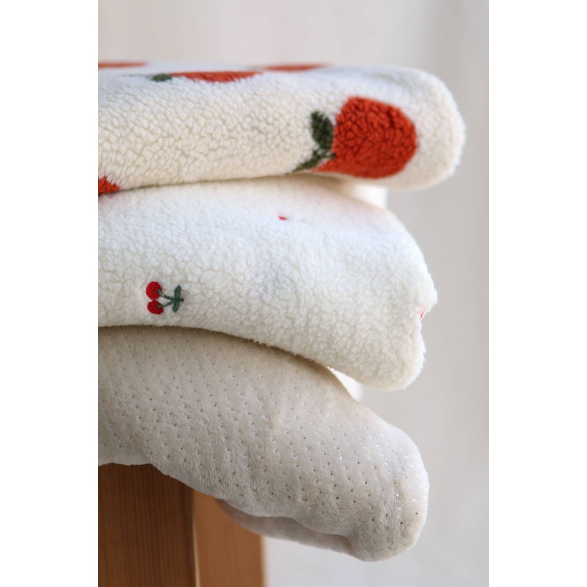 Polaire douce beige motif pois argentés