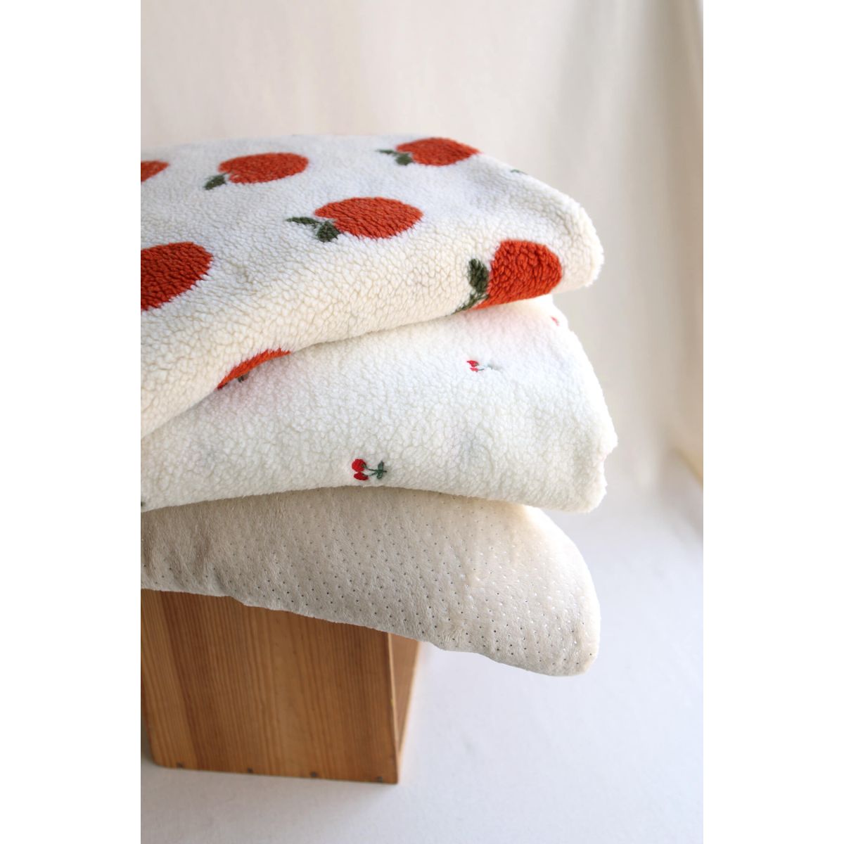 Polaire douce beige motif pois argentés