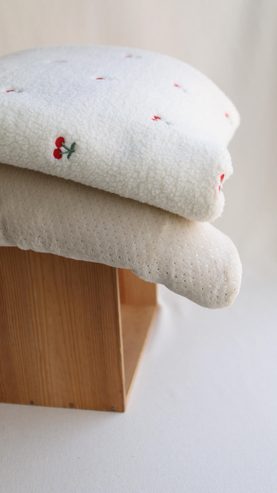 Polaire douce beige motif pois argentés