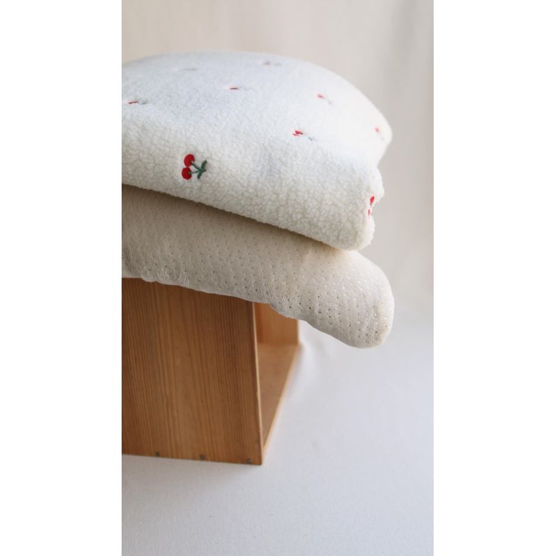 Polaire douce beige motif pois argentés