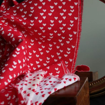 Merry - Tissu jacquard coeurs rouge et blanc / doré made in France