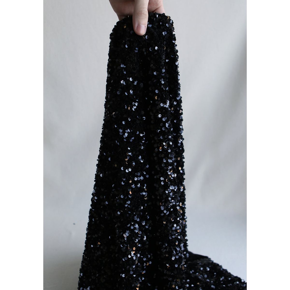 Sequins noirs sur velours noir