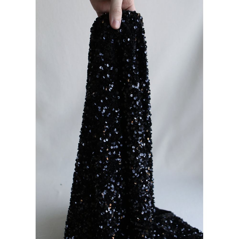Sequins noirs sur velours noir