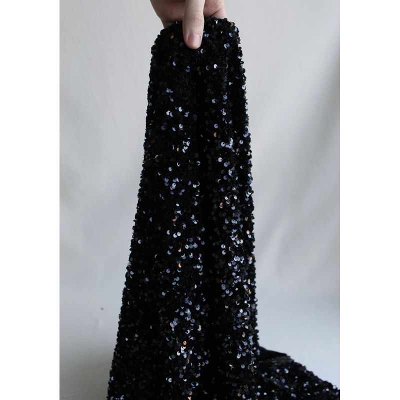 Sequins noirs sur velours noir