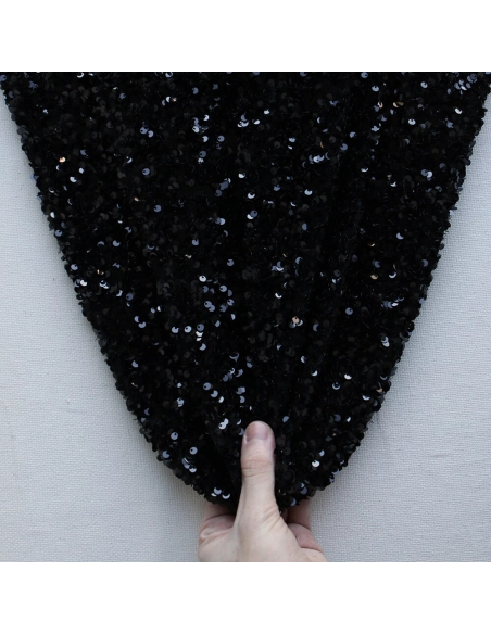 Sequins noirs sur velours noir