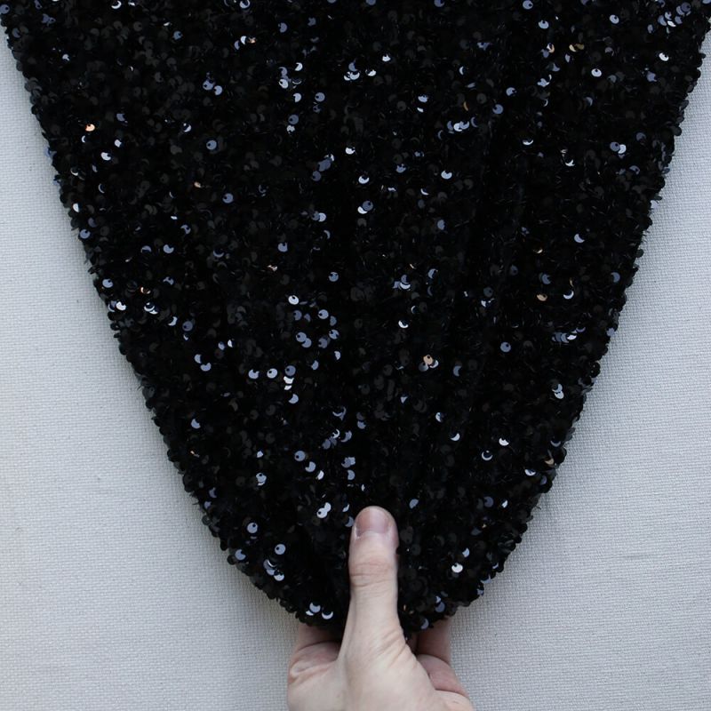 Sequins noirs sur velours noir