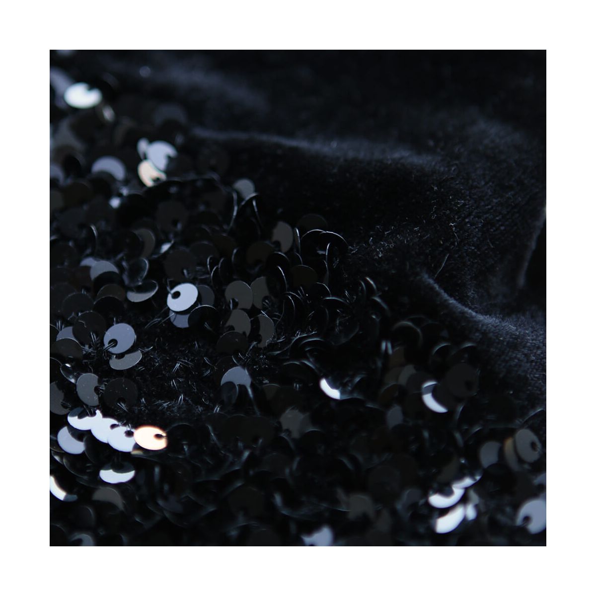 Sequins noirs sur velours noir