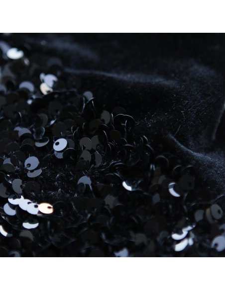 Sequins noirs sur velours noir
