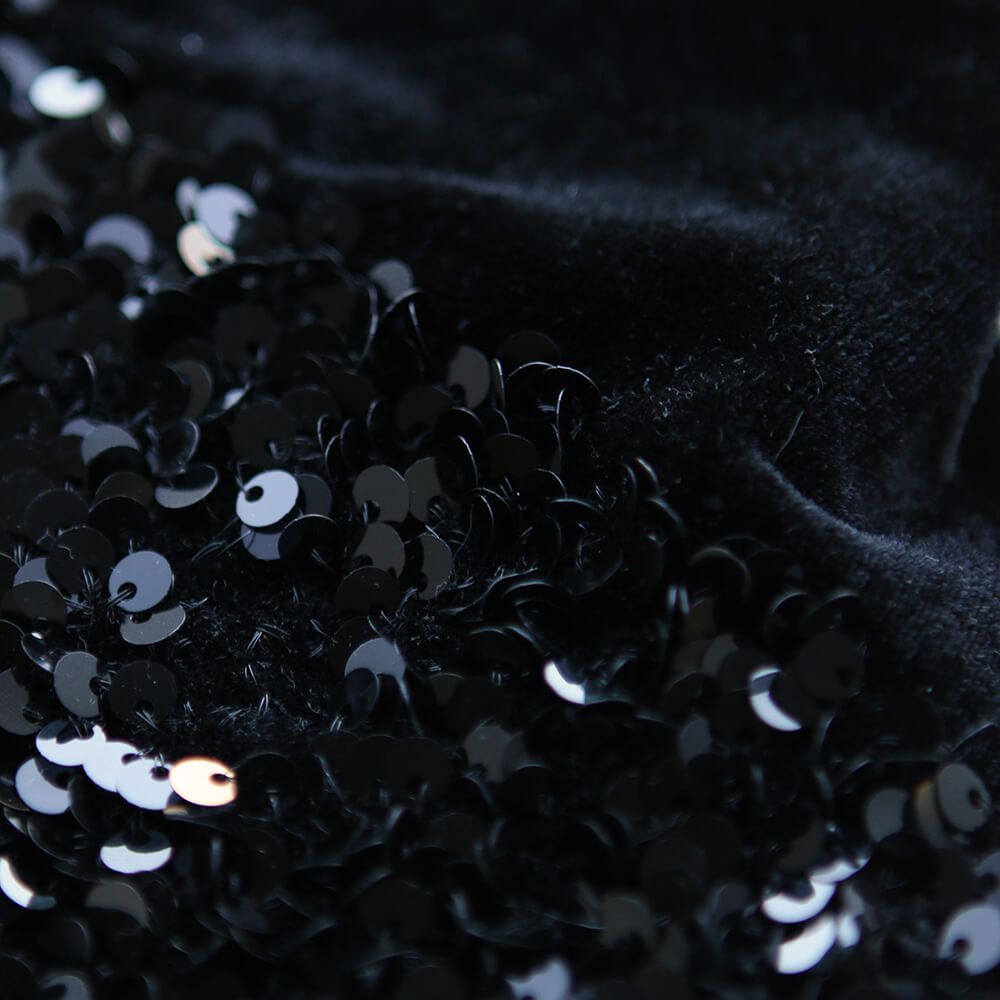 Sequins noirs sur velours noir