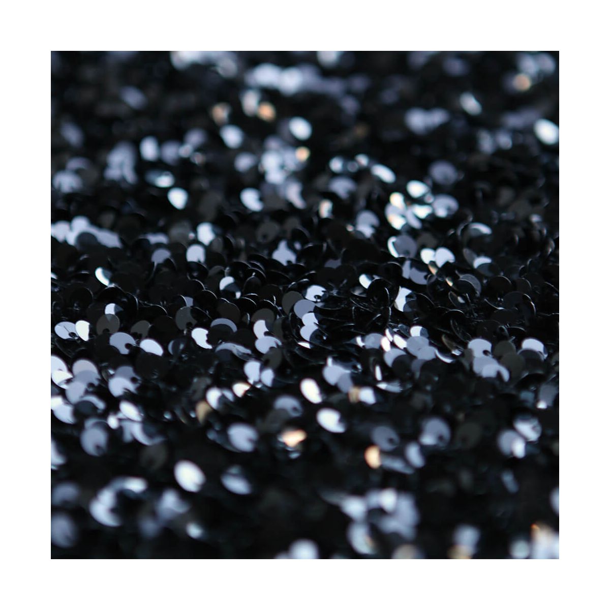 Sequins noirs sur velours noir
