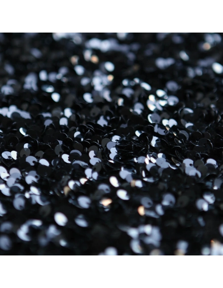 Sequins noirs sur velours noir