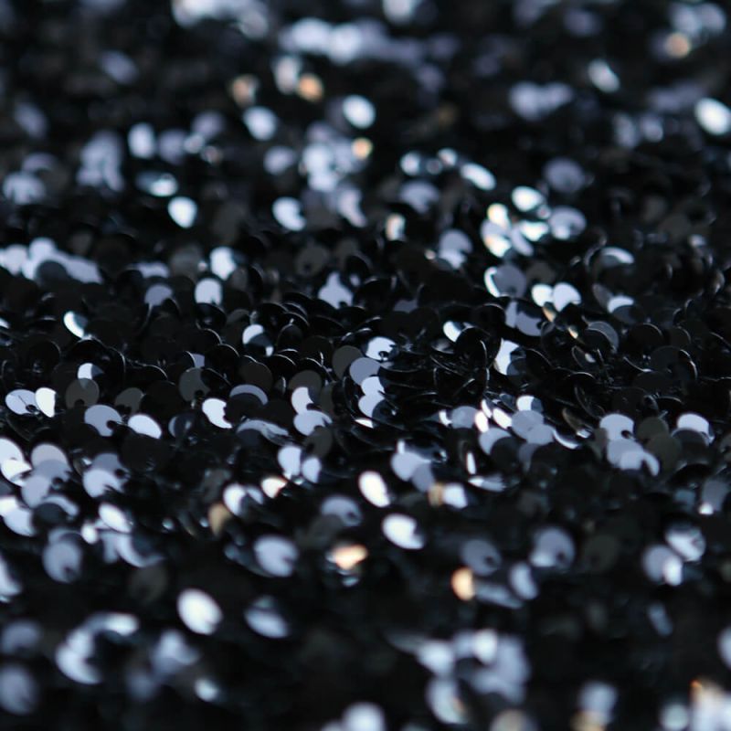 Sequins noirs sur velours noir