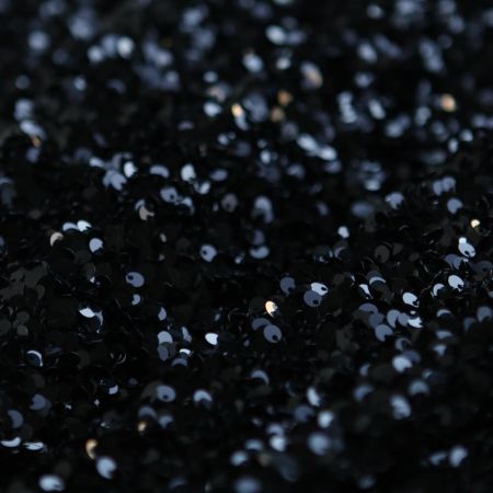 Sequins noirs sur velours noir