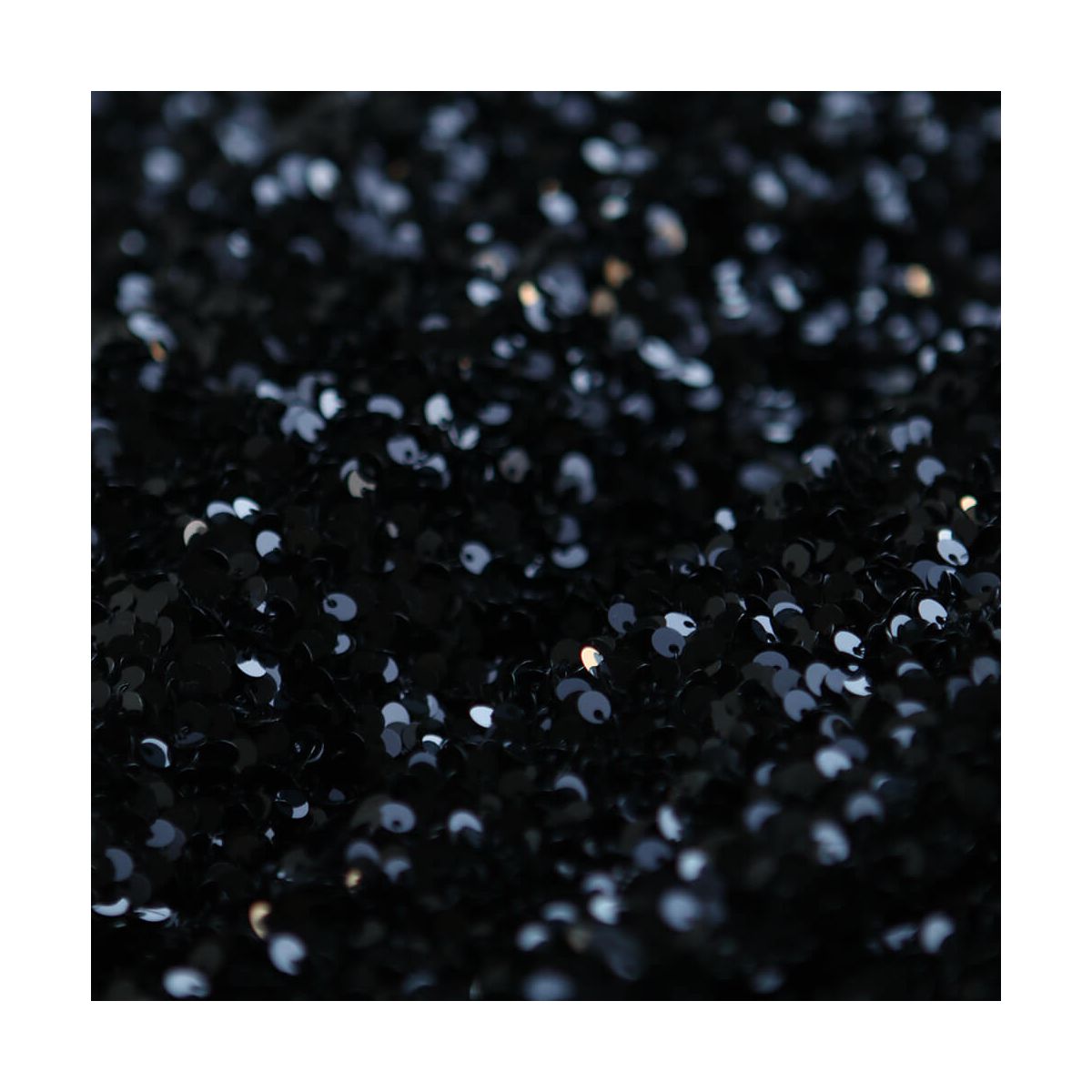 Sequins noirs sur velours noir