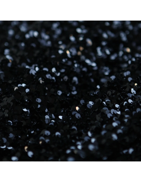 Sequins noirs sur velours noir