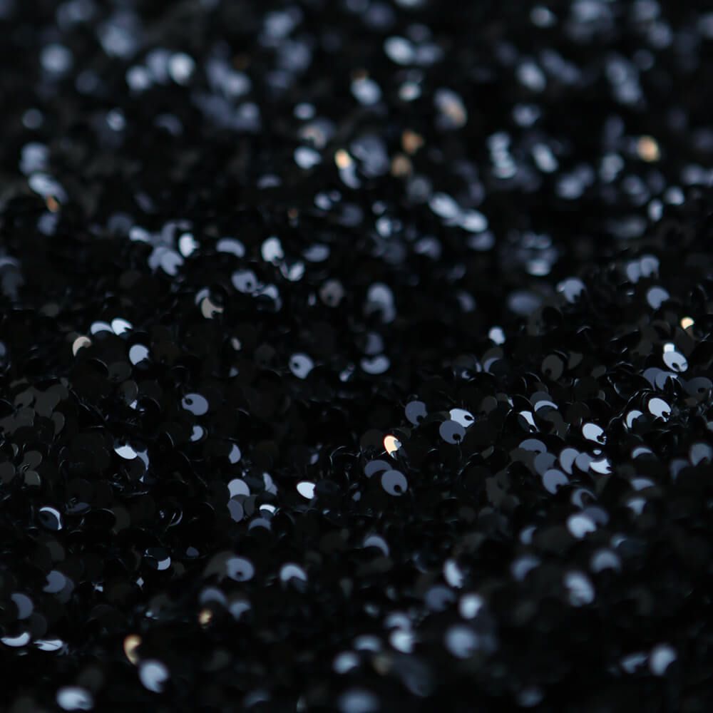 Sequins noirs sur velours noir