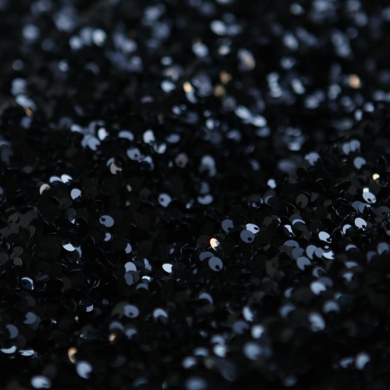 Sequins noirs sur velours noir