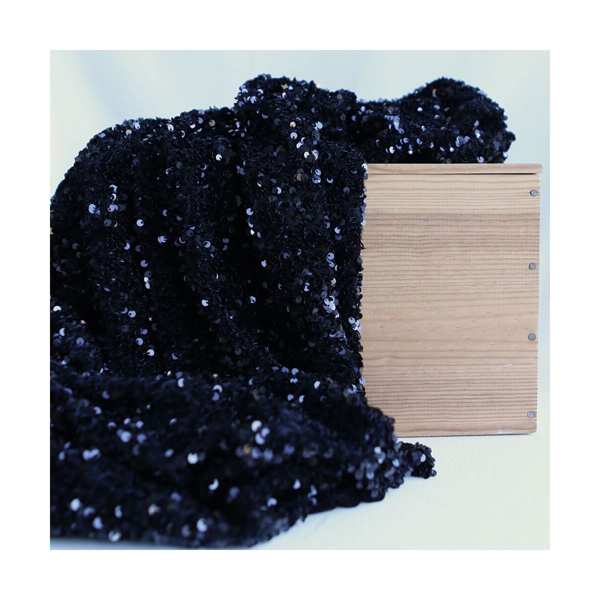 Sequins noirs sur velours noir