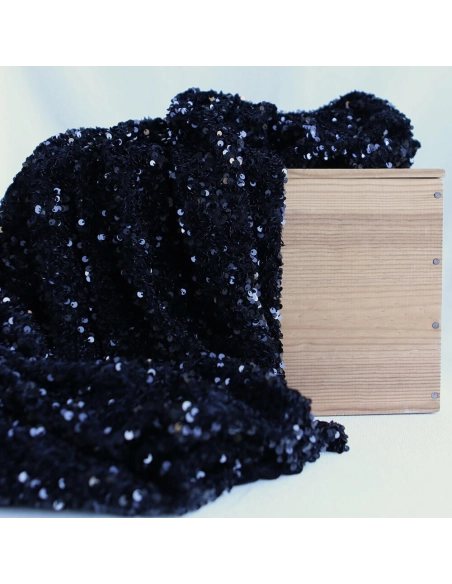 Sequins noirs sur velours noir