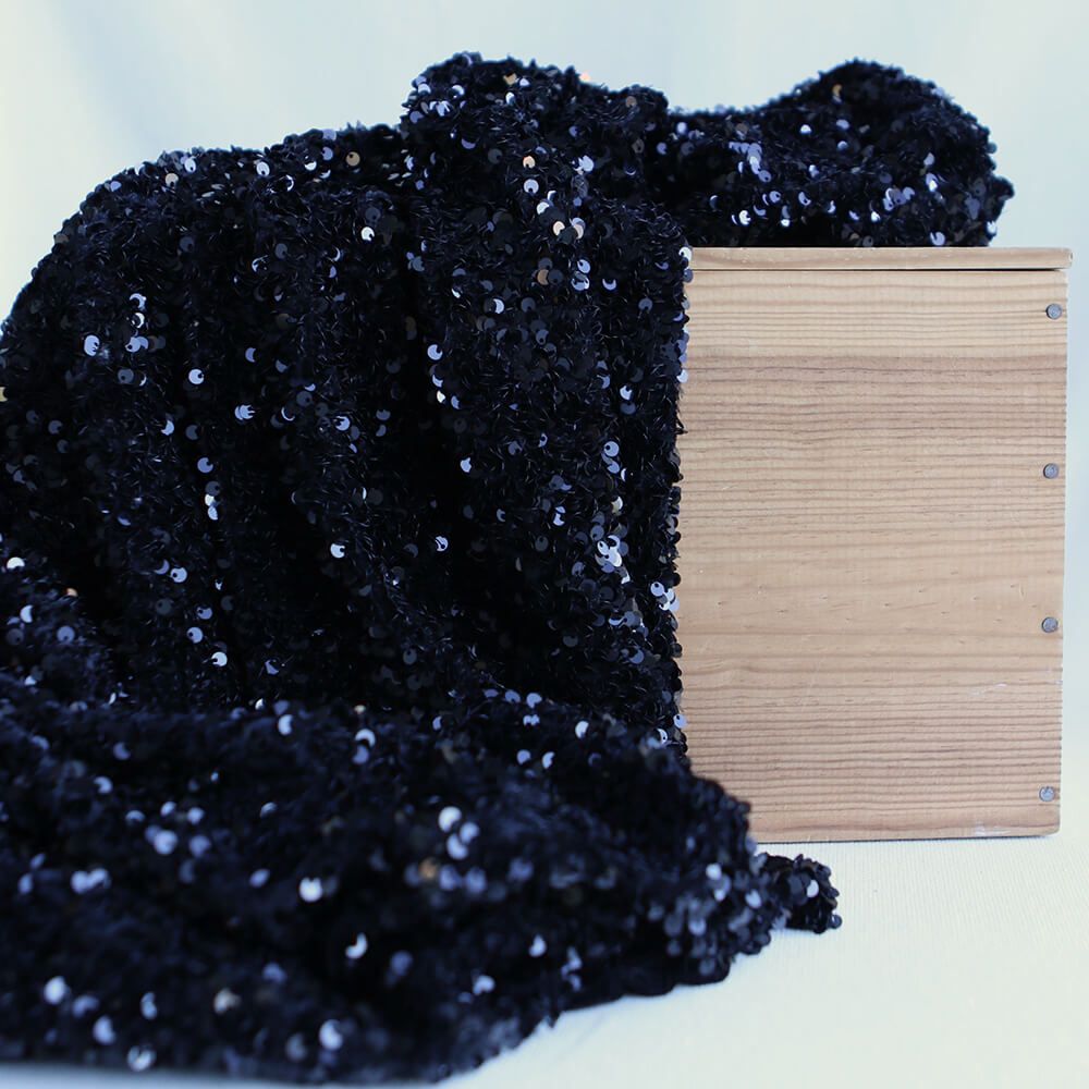 Sequins noirs sur velours noir