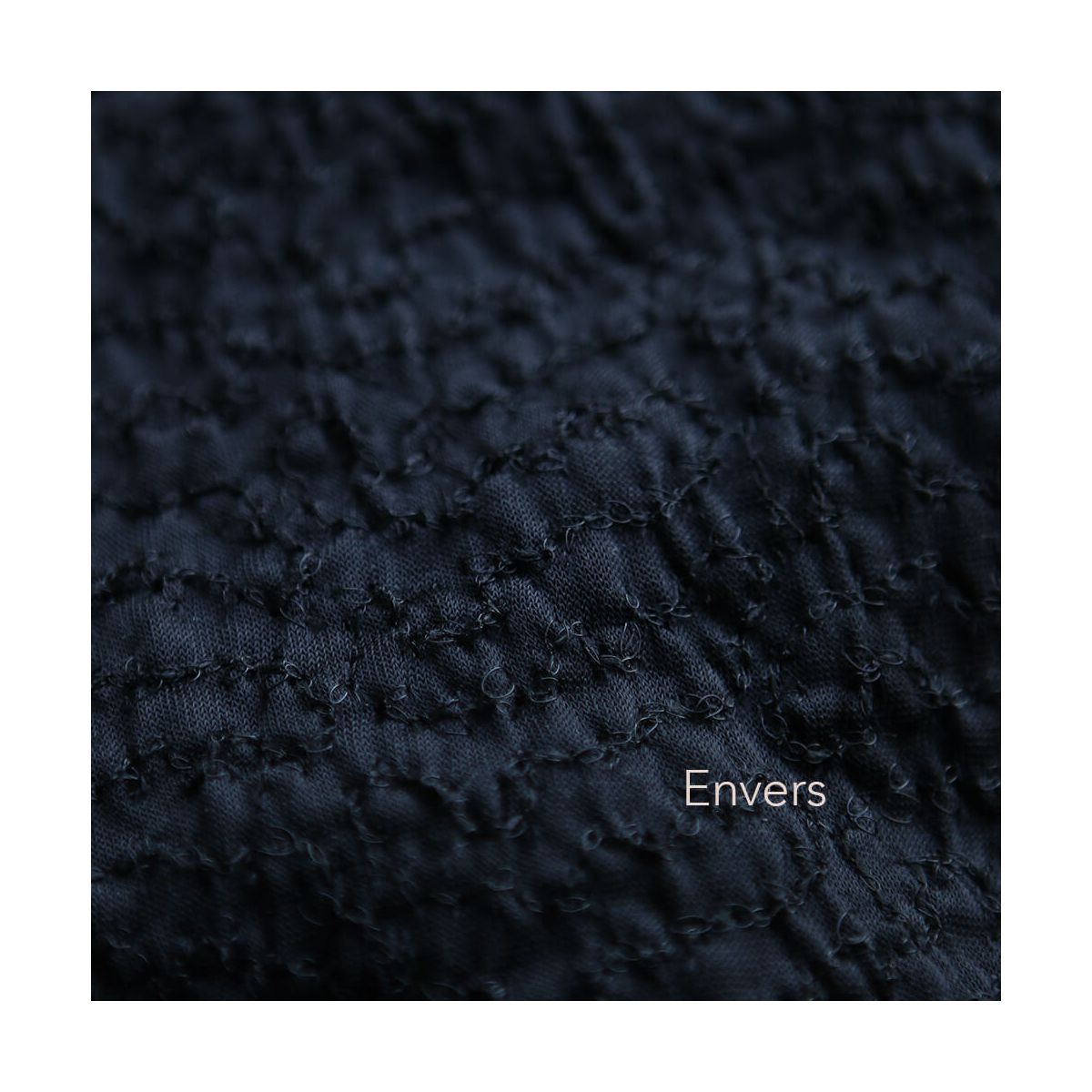 Sequins noirs sur velours noir