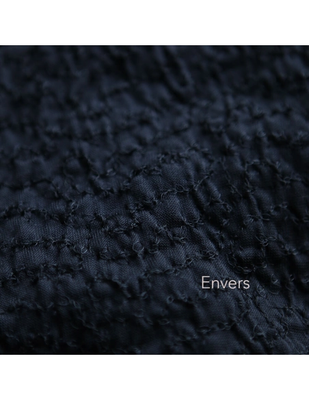 Sequins noirs sur velours noir