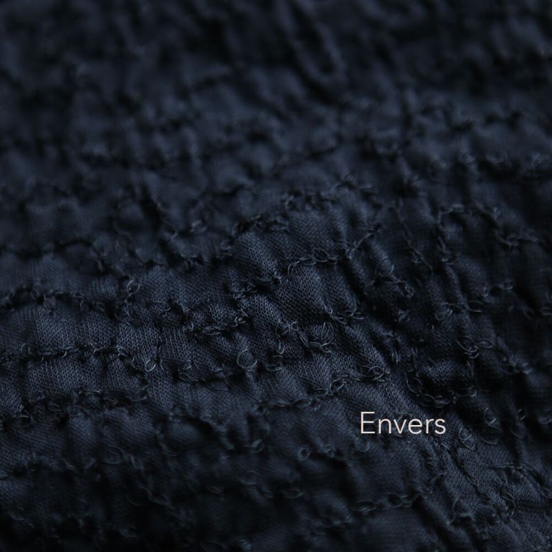 Sequins noirs sur velours noir