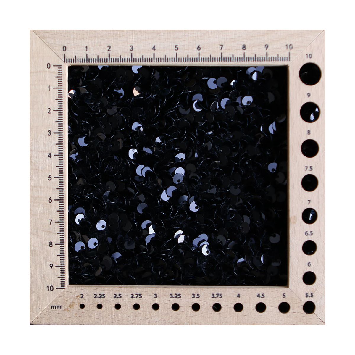 Sequins noirs sur velours noir