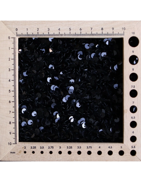 Sequins noirs sur velours noir