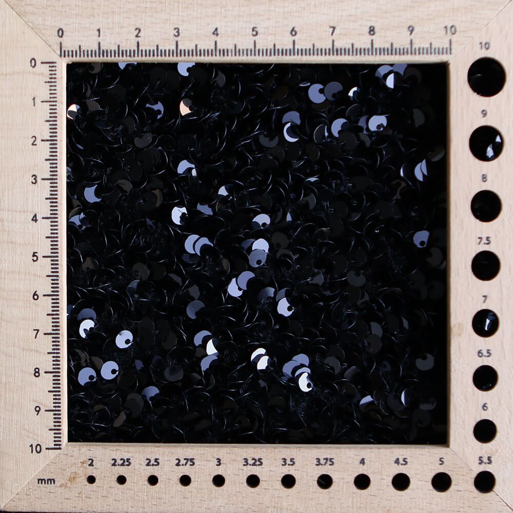 Sequins noirs sur velours noir
