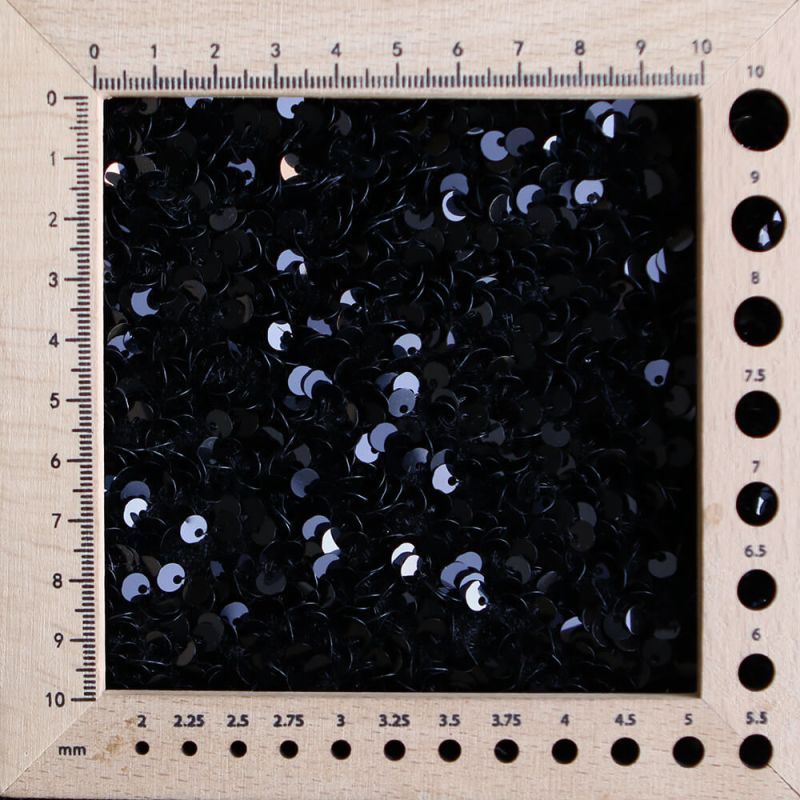 Sequins noirs sur velours noir