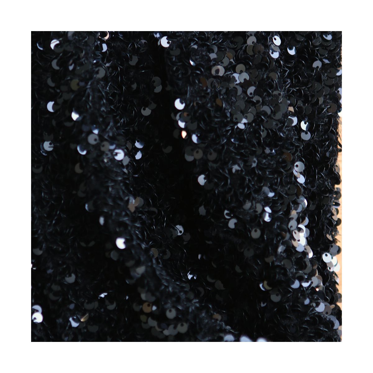 Sequins noirs sur velours noir