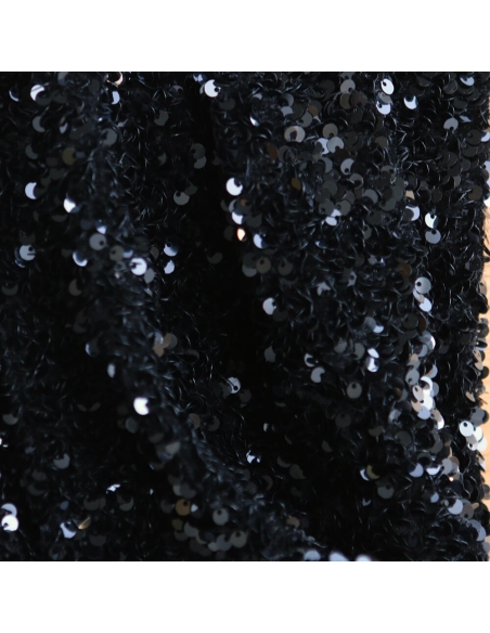 Sequins noirs sur velours noir