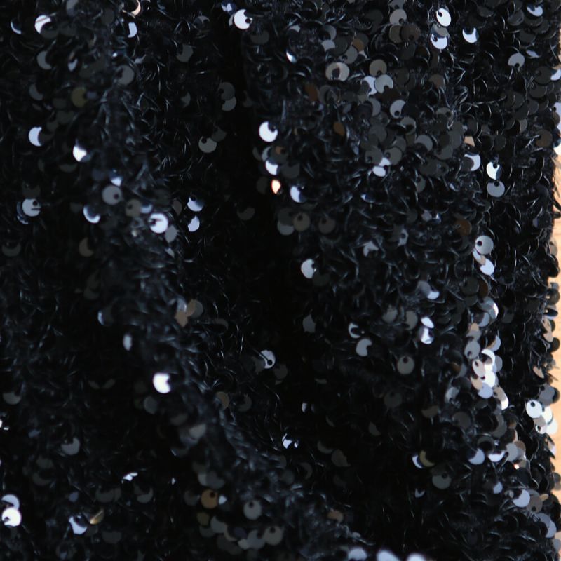 Sequins noirs sur velours noir